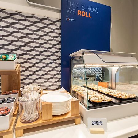 Holiday Inn Express & Suites - Dallas Market Center By Ihg Екстер'єр фото