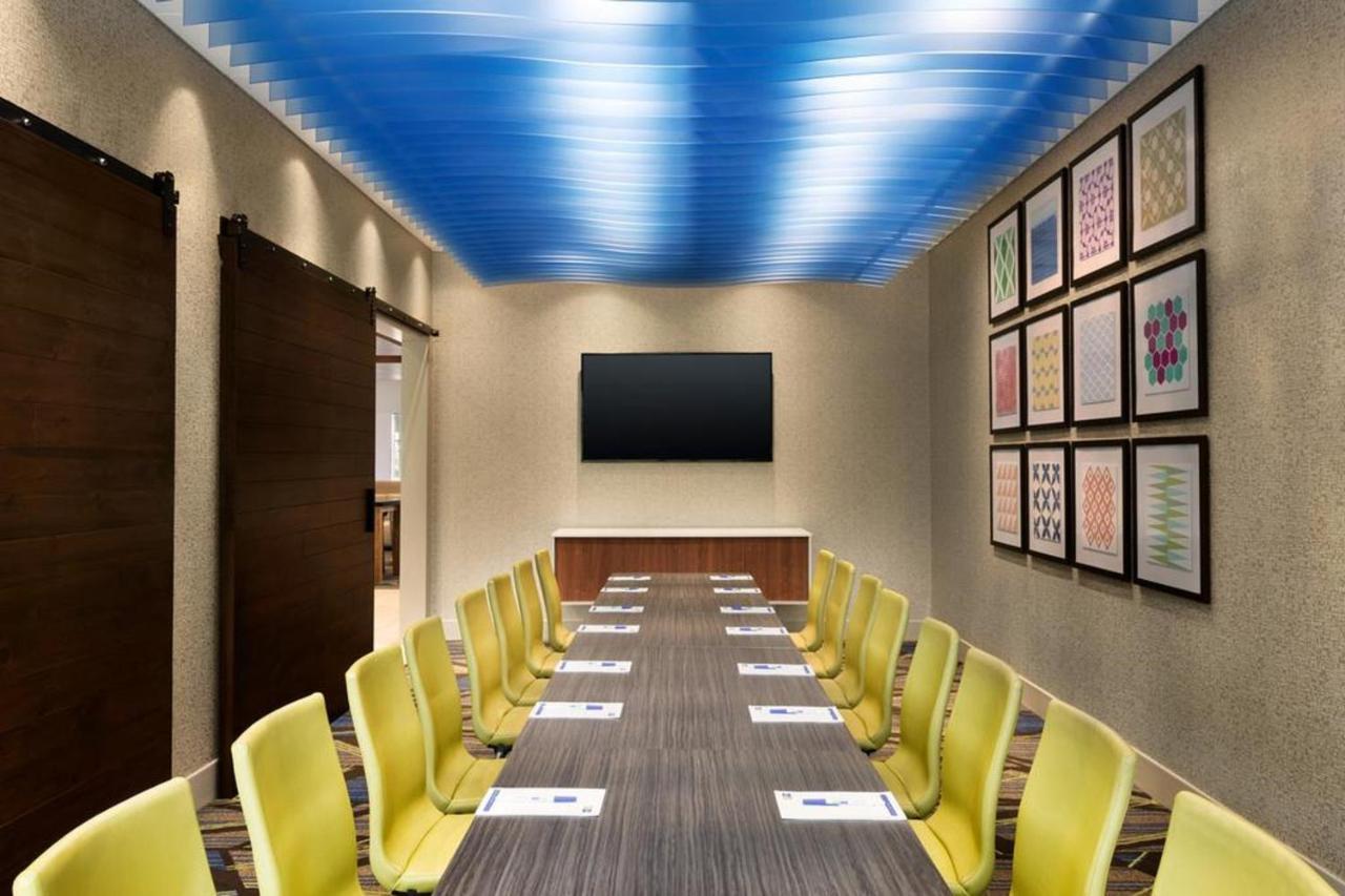 Holiday Inn Express & Suites - Dallas Market Center By Ihg Екстер'єр фото