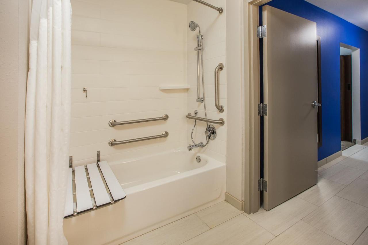 Holiday Inn Express & Suites - Dallas Market Center By Ihg Екстер'єр фото