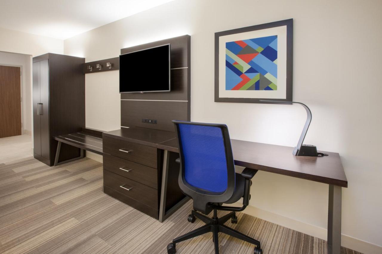 Holiday Inn Express & Suites - Dallas Market Center By Ihg Екстер'єр фото