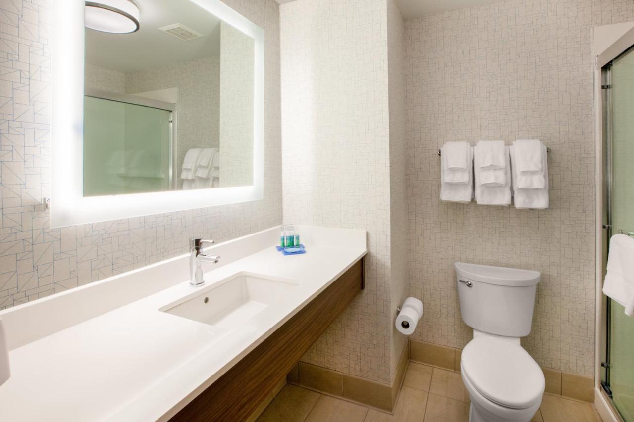 Holiday Inn Express & Suites - Dallas Market Center By Ihg Екстер'єр фото