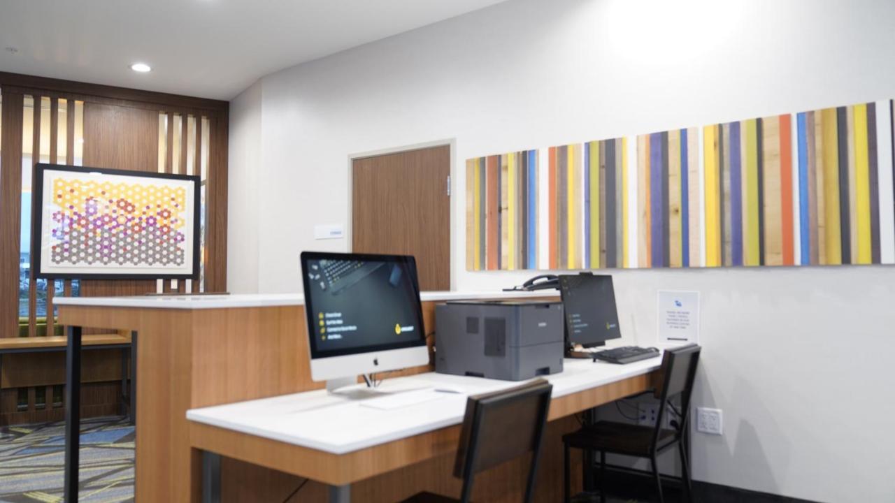 Holiday Inn Express & Suites - Dallas Market Center By Ihg Екстер'єр фото